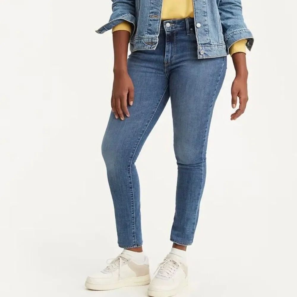 Levi’s 721 high rise skinny jeans medium wash size 27